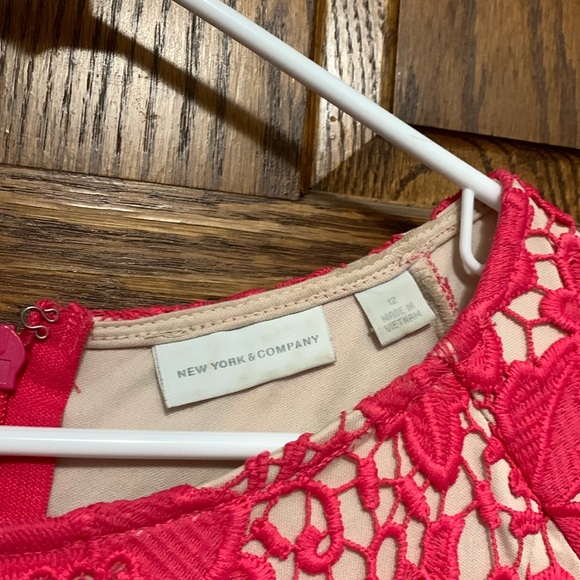 NY & Co Pink and tan lace sheath dress. Size 12 - Picture 3 of 3